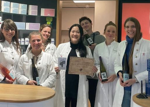 orthim sagt: „Herzlichen Glückwunsch!“ - Weinpatenschaft überreicht