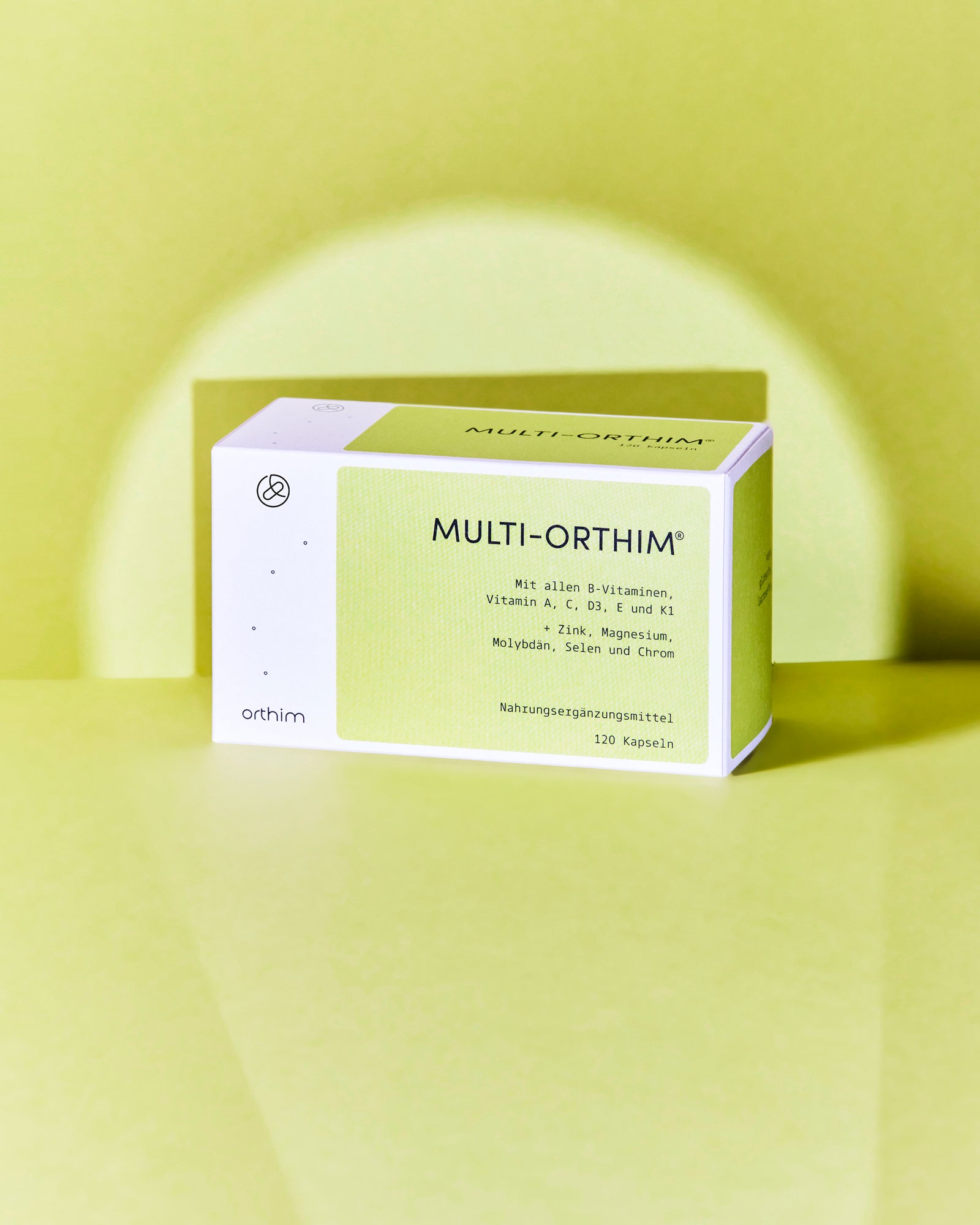 Packung von Multi-orthim vor gelbem Hintergrund