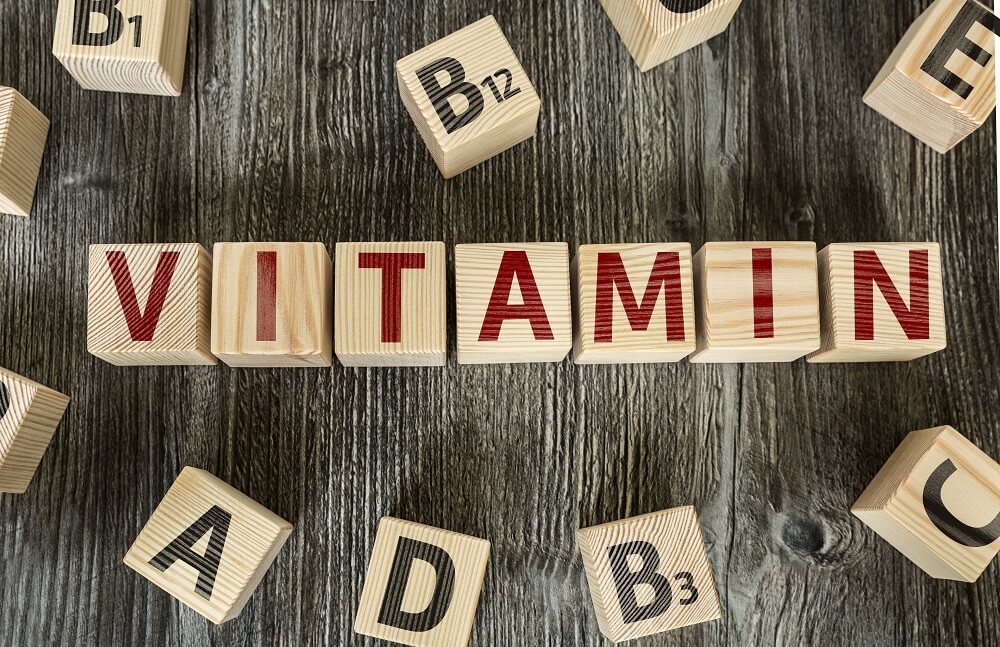 Scrabble Buchstaben, die das Wort Vitamin bilden