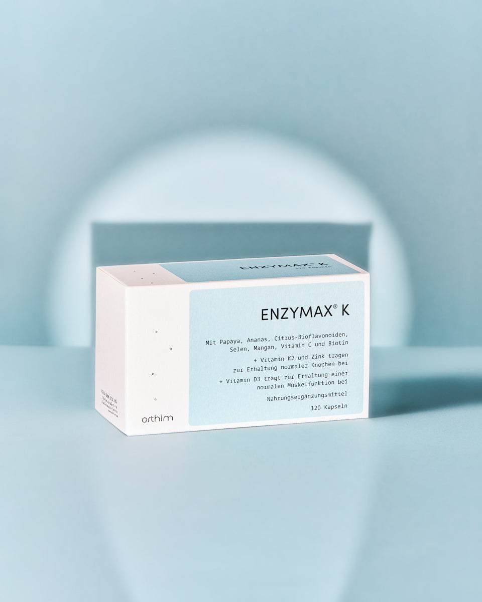 Packung von Enzymax vor hellblauem Hintergrund