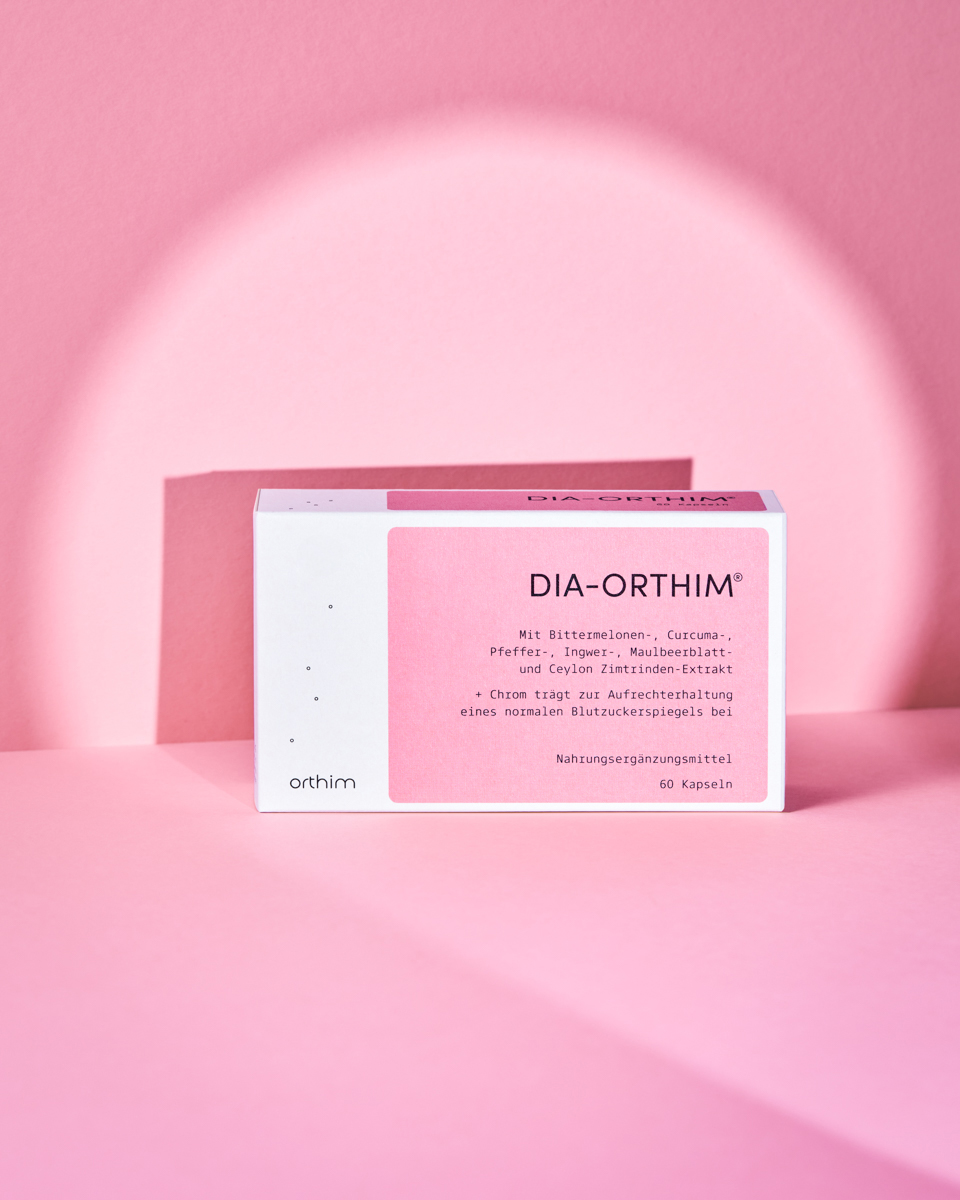Packung von Dia-Orthim vor pinkem Hintergrund
