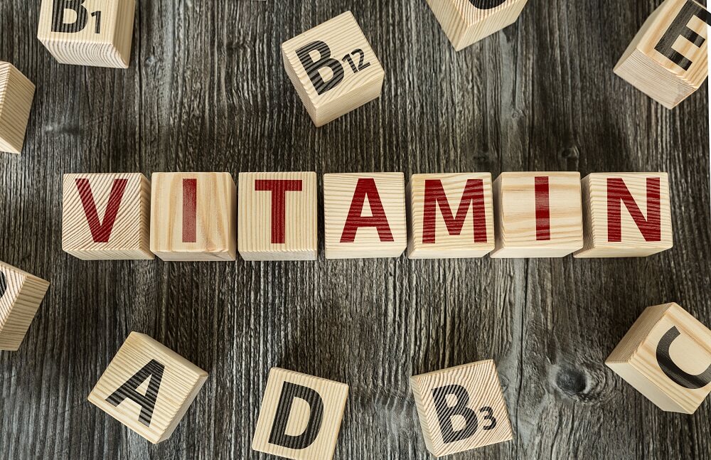 Scrabble Buchstaben, die das Wort Vitamin bilden 
